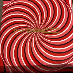 MAC BEST-KEPT SECRET LIP KIT